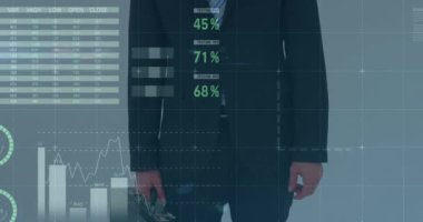 Beyaz iş adamının elinde gülümseyen bir bavul tutan portresiyle karşılaştırıldığında istatistiksel veri işleme. iş verileri ve analitik teknoloji kavramı