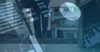 Akıllı telefon kullanan iki ırklı iş adamının finansal veri işleme animasyonu. küresel iş, finans, veri işleme ve dijital arayüz kavramı dijital olarak oluşturulmuş video.