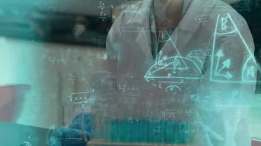 Matematiksel denklemlerin, laboratuardaki beyaz kadın bilim adamı üzerine animasyonu. küresel bilim, teknoloji ve dijital arayüz kavramı dijital olarak oluşturulmuş video.