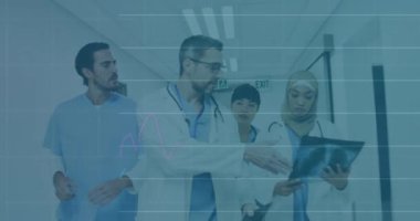 Çeşitli doktor grupları üzerinde veri işleme animasyonu. küresel bilim, bağlantılar, veri işleme ve dijital arayüz kavramı dijital olarak oluşturulmuş video.