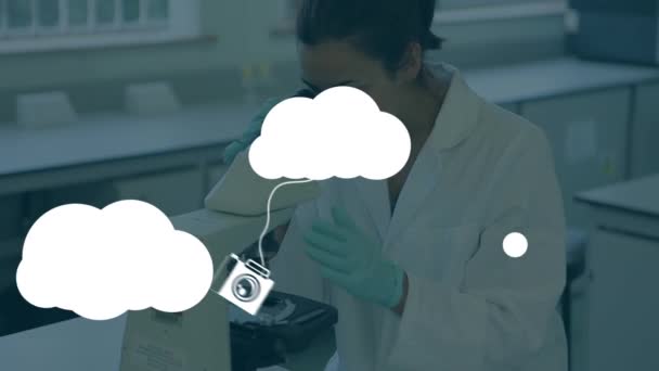 Animação Nuvens Digitais Com Dispositivos Eletrônicos Sobre Cientistas Caucasianas Usando — Vídeo de Stock