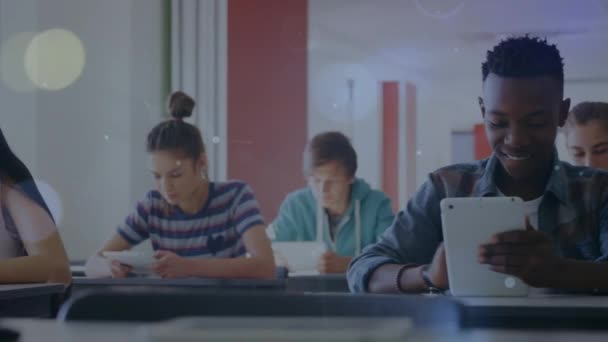 学校でタブレットを使用して多様な生徒のクラス上の接続のアニメーション ネットワーク 技術概念との学習デジタルで生成されたビデオ — ストック動画