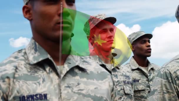 Animace Vlajky Kamerunu Nad Různými Mužskými Vojáky Patriotismus Koncepce Oslav — Stock video