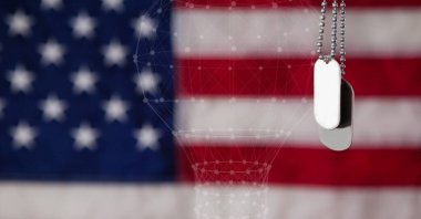 Elektrik ampulü simgesi ve Amerikan bayrağı üzerinde fotokopi alanı olan askeri künye. Amerikan bağımsızlığı ve vatanseverlik kavramı