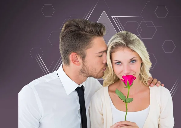 Uomo Caucasico Baciare Moglie Possesso Una Rosa Contro Forme Copiare — Foto Stock