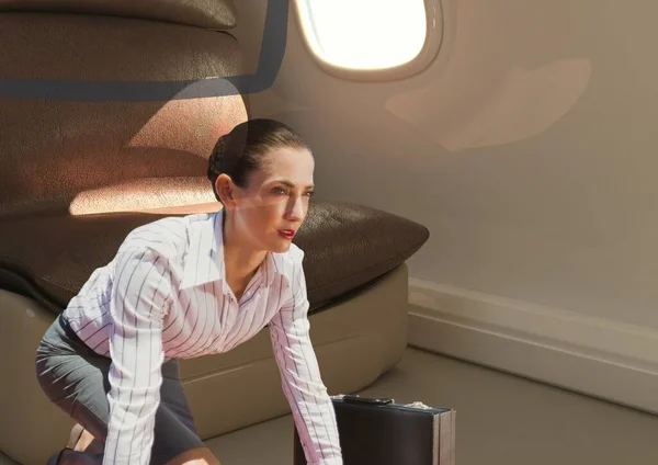 バックグラウンドで飛行機の窓に対するスーツケースと白人実業家の複合イメージ 航空旅行とビジネスのコンセプト — ストック写真