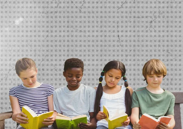Különböző Diákok Csoportja Olvas Könyveket Texturált Szürke Háttér Másolási Hely — Stock Fotó