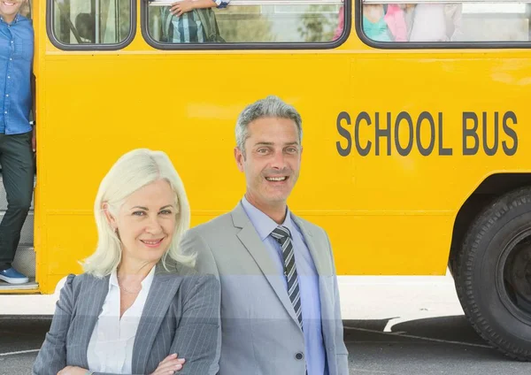 スクールバスに対する2人の白人ビジネスマンと実業家の複合的なイメージ ビジネスと学校のコンセプト — ストック写真