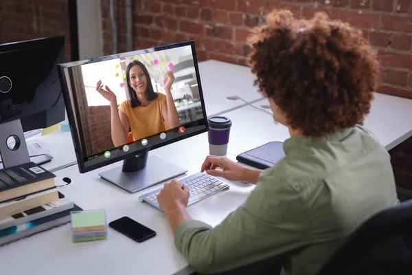 Biracial Üzletember Online Dolgozik Üzletasszony Keresztül Videohívás Asztali Irodában Változatlan — Stock Fotó