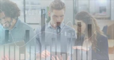 Çeşitli ofis arkadaşlarıyla ilgili istatistiksel veri işleme elektronik cihazlar kullanarak ve tartışarak. iş verileri ve analitik kavramı