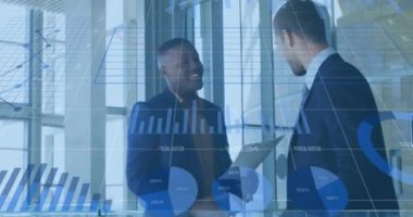 Finansal verilerin ve grafiklerin animasyonu ofiste konuşan mutlu iş adamlarının üzerinde. işletme, finans, ekonomi ve teknoloji konsepti dijital olarak oluşturulmuş video.