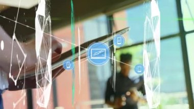 Tablet kullanan kişi üzerinden bağlantı ağının canlandırılması. küresel bağlantılar, veri işleme ve dijital arayüz konsepti dijital olarak oluşturulmuş video.