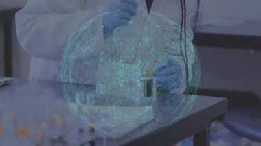 Laboratuvardaki Afrikalı Amerikalı kadın bilim adamı üzerinden bağlantı ağının animasyonu. küresel bilim, tıp ve dijital arayüz kavramı dijital olarak üretilen video.