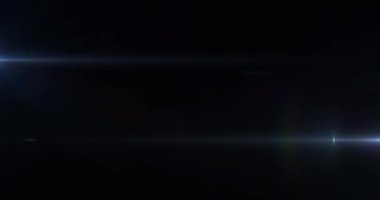 Mavi arka planda hareket eden prizma ile parlayan mavi ışığın animasyonu. ışık ve hareket kavramı dijital olarak oluşturulmuş video.