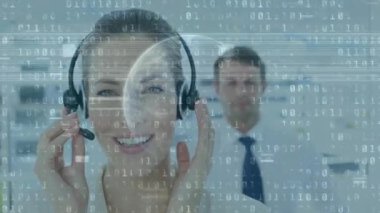 Beyaz kadın müşteri hizmetleri yöneticisinin telefon kulaklığıyla konuştuğu ikili kodlama veri işleme sistemi. İş teknolojisi kavramı