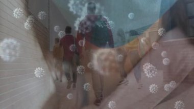 Üniversite koridorunda yürüyen öğrencilere karşı yüz maskesi takan beyaz kadın ve Cavid-19 hücreleri. covid-19 salgın konsepti