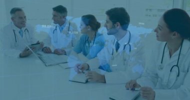 Çeşitli doktor grupları üzerinde veri işleme animasyonu. küresel bilim, bağlantılar, veri işleme ve dijital arayüz kavramı dijital olarak oluşturulmuş video.