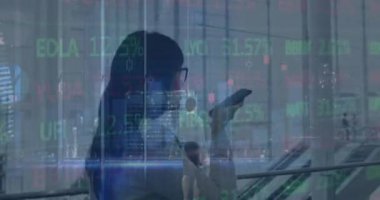 Asyalı iş kadını yürürken veri işleme animasyonu. küresel iş, finans, bağlantılar ve dijital arayüz konsepti dijital olarak oluşturulmuş video.