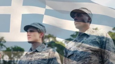Çeşitli erkek askerler üzerinde Yunan bayrağının animasyonu. Vatanseverlik ve kutlama konsepti dijital olarak oluşturulmuş video.