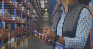 Çift ırklı depo çalışanı üzerinden finansal veri işleme animasyonu. küresel gönderim, dağıtım, iş, veri işleme ve teknoloji konsepti dijital olarak oluşturulmuş video.
