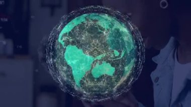 Karanlık arkaplan üzerinde bağlantı ve küre ağının animasyonu. küresel bilim, bağlantılar, veri işleme ve dijital arayüz kavramı dijital olarak oluşturulmuş video.