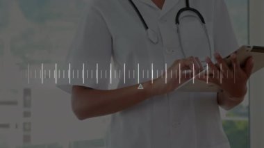 Çift ırklı kadın doktor üzerinde veri işleme animasyonu. küresel bilim, tıp ve dijital arayüz kavramı dijital olarak üretilen video.