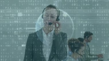 Beyaz kadın müşteri hizmetleri yöneticisinin telefon kulaklığıyla konuştuğu ikili kodlama veri işleme sistemi. İş teknolojisi kavramı