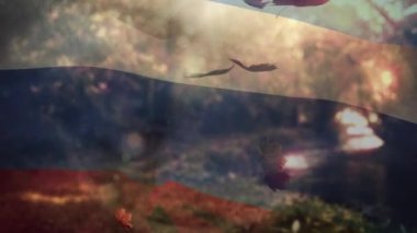 Rusya bayrağının üzerine düşen sonbahar yapraklarının animasyonu. Amerikan vatanseverliği, mevsimler, sonbahar ve geçişler dijital olarak üretilen video konsepti.