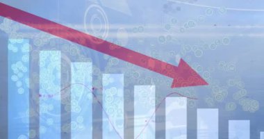 Mavi arkaplandaki simgelerle bağlantı ağı üzerinden veri işleme animasyonu. küresel iş, teknoloji ve dijital arayüz kavramı dijital olarak oluşturulmuş video.