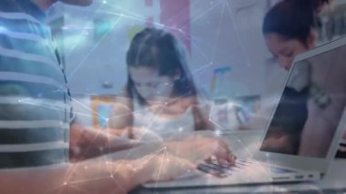 Teknolojiyi kullanan çeşitli öğrenci grupları üzerinden bağlantı ağının animasyonu. küresel eğitim, teknoloji, bağlantılar ve dijital olarak oluşturulmuş video işleme kavramı.