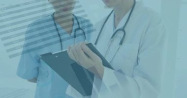 İki farklı kadın doktor üzerinde veri işleme animasyonu. küresel bilim, bağlantılar, veri işleme ve dijital arayüz kavramı dijital olarak oluşturulmuş video.