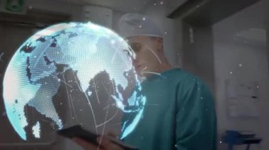 Tablet kullanan beyaz erkek doktor üzerinden bağlantı ağının ve dünyanın animasyonu. küresel tıp, bağlantılar ve dijital arayüz konsepti dijital olarak oluşturulmuş video.