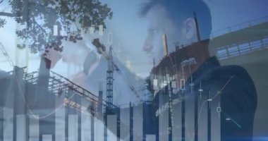 Kafkasyalı iş adamları üzerinde finansal veri işleme animasyonu. küresel iş, finans, veri işleme ve dijital arayüz kavramı dijital olarak oluşturulmuş video.