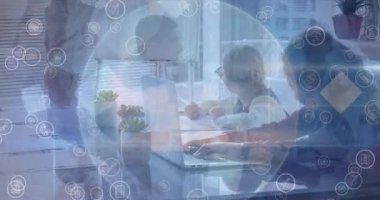 Beyazların okul oynayan çocukları üzerine simgelerin ve kürenin animasyonu. Çocukluk, oyun zamanı ve okul konsepti dijital olarak oluşturulmuş video.