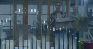 İki farklı iş adamının finansal veri işleme animasyonu. küresel iş, finans, veri işleme ve dijital arayüz kavramı dijital olarak oluşturulmuş video.