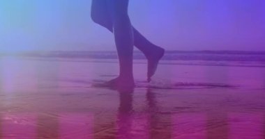 Plajda yürüyen bir kadının alçak kesimine karşı pembe kare desen. Aşk ve ilişki kavramı