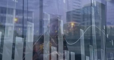 Ofiste konuşan beyaz iş kadını hakkında istatistiksel veri işleme. iş verileri ve analitik teknoloji kavramı