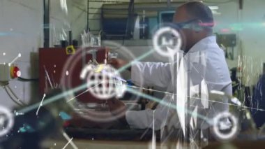 Kafkas erkek laboratuvar çalışanı üzerindeki ikonlarla olan bağlantıların animasyonu. ağ, bağlantılar, bilim ve teknoloji konsepti dijital olarak oluşturulmuş video.