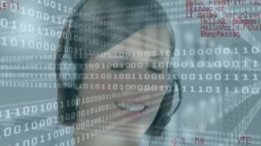 Beyaz kadın müşteri hizmetleri yöneticisinin telefon kulaklığıyla konuştuğu ikili kodlama veri işleme sistemi. İş teknolojisi kavramı