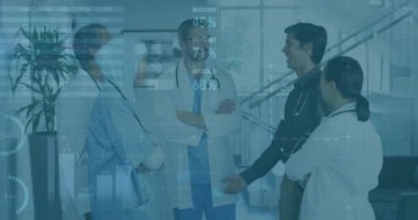 Çeşitli doktor grupları üzerinde veri işleme animasyonu. küresel bilim, bağlantılar, veri işleme ve dijital arayüz kavramı dijital olarak oluşturulmuş video.