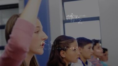 Çeşitli okul çocukları üzerinde matematiksel denklemlerin animasyonu. küresel eğitim, matematiksel denklemler ve dijital arayüz konsepti dijital olarak oluşturulmuş video.