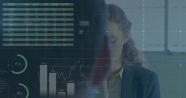 Ofiste çalışan beyaz iş kadınına karşı istatistiksel veri işleme. iş verileri ve analitik teknoloji kavramı