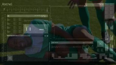 Bacağını tutan Afrikalı Amerikalı erkek futbolcuya karşı veri işleme arayüzü. spor ve teknoloji konsepti