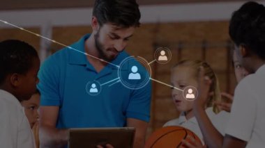 Kafkas erkek öğretmen ve tablet ve çeşitli öğrencilerle olan bağlantıların animasyonu. Ağ, bağlantılar, okul, eğitim ve öğrenme teknolojisi konsepti dijital olarak oluşturulmuş video.