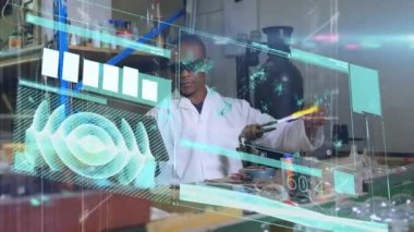 Afrika kökenli Amerikalı erkek laboratuvar çalışanı üzerine farklı verilerin animasyonu. küresel ağ, bağlantılar, bilim ve teknoloji konsepti dijital olarak oluşturulmuş video.