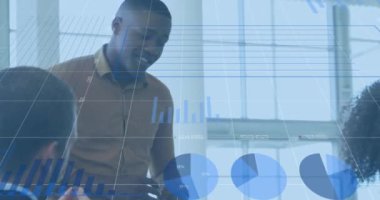 Çeşitli iş adamlarının konuşmaları üzerine finansal verilerin ve grafiklerin animasyonu. işletme, finans, ekonomi ve teknoloji konsepti dijital olarak oluşturulmuş video.