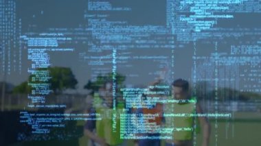 Spor sahasında koşan erkek futbolculara karşı veri işleme. spor ve teknoloji konsepti