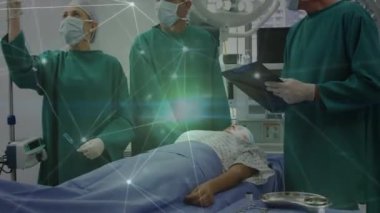 Ameliyathanede iki beyaz cerrah arasındaki bağlantı ağının animasyonu. küresel tıp, covid 19 pandemik konsept sırasında sağlık hizmetleri dijital olarak üretilen video.