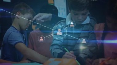 Çeşitli öğrenci sınıfları üzerinde simgelerle bağlantı ağının animasyonu. okul, öğrenim ve eğitim konsepti dijital olarak oluşturulmuş video.