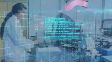 Bilgisayar kullanan kadın bilim adamının dijital veri işleme animasyonu. küresel bağlantılar, veri işleme ve dijital arayüz konsepti dijital olarak oluşturulmuş video.